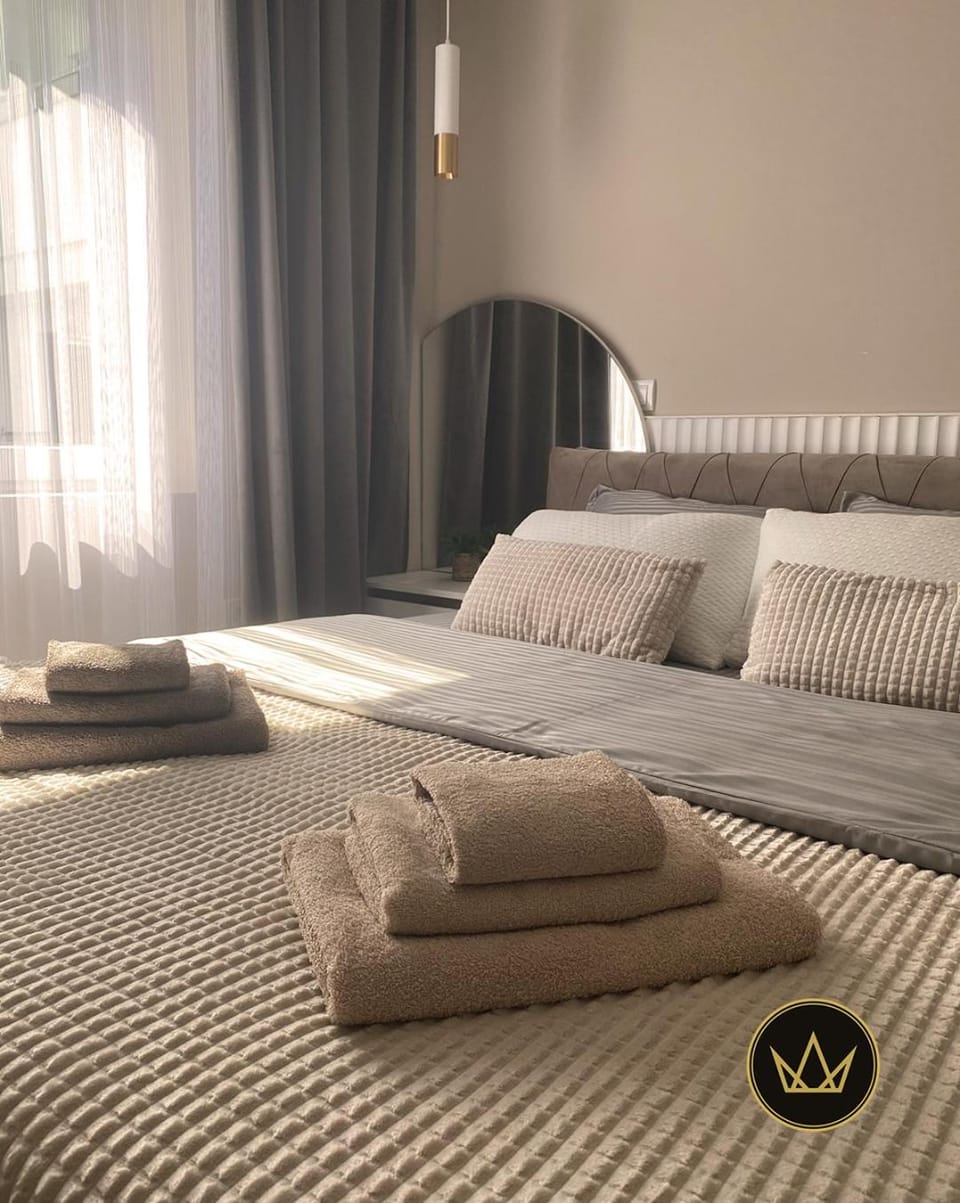 Bed, Bedroom, towels