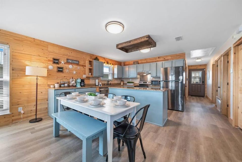 Coffee/tea facilities, Kitchen or kitchenette, Dining area, oven, stove
