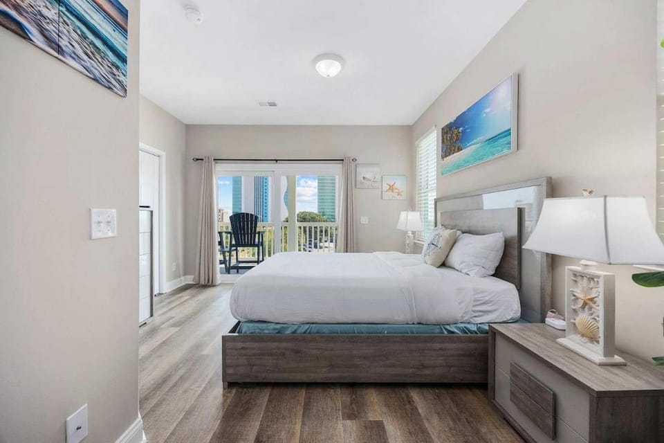 Sunshine Derby-1 Block to Beach-Garage EV Charger House in Myrtle Beach