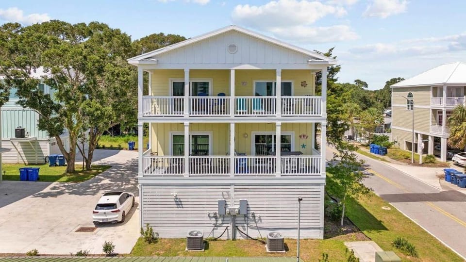 Sunshine Derby-1 Block to Beach-Garage EV Charger House in Myrtle Beach