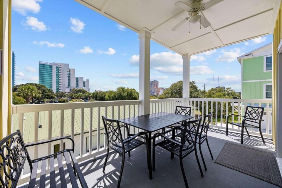 Sunshine Derby-1 Block to Beach-Garage EV Charger House in Myrtle Beach