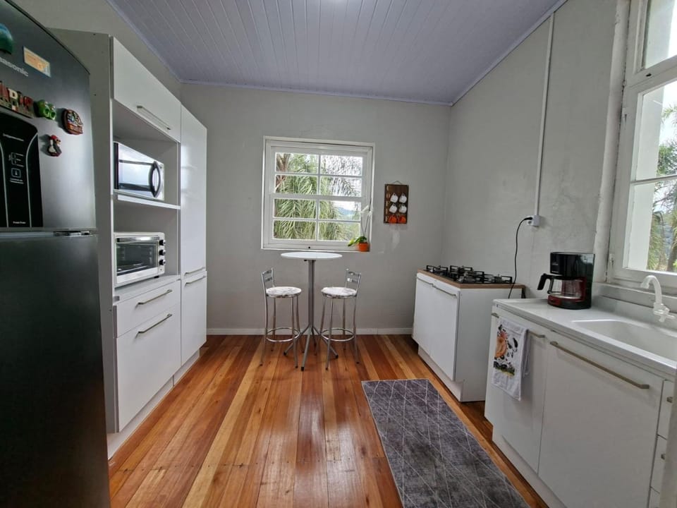 Kitchen or kitchenette, Dining area, oven, pet friendly