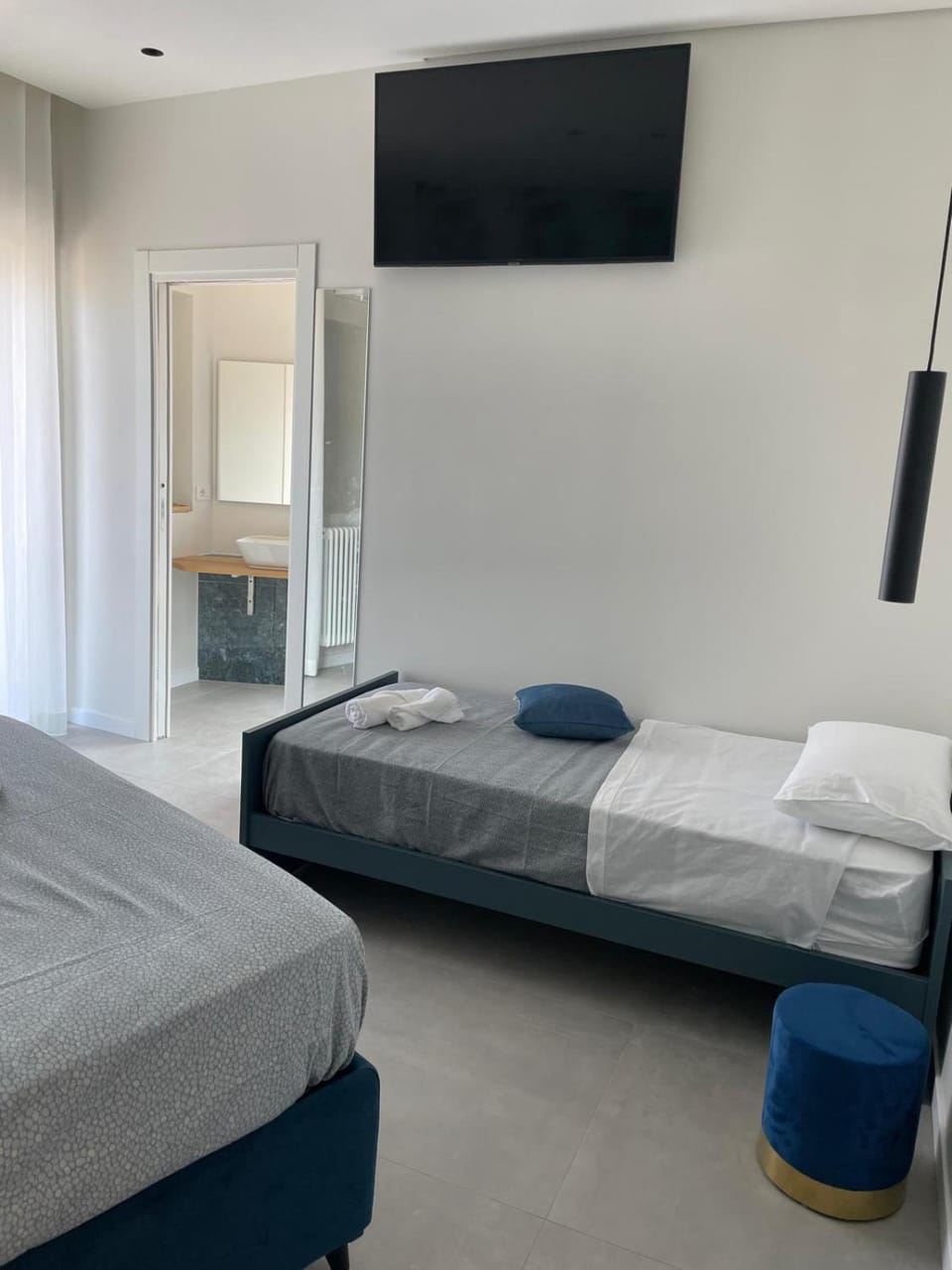 Bed, TV and multimedia, Photo of the whole room, Bedroom