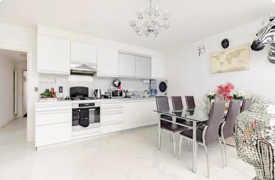 Air-conditioned lockable ensuite room in modern space with shared kitchen Fast WIFI Vacation rental in London Borough of Islington