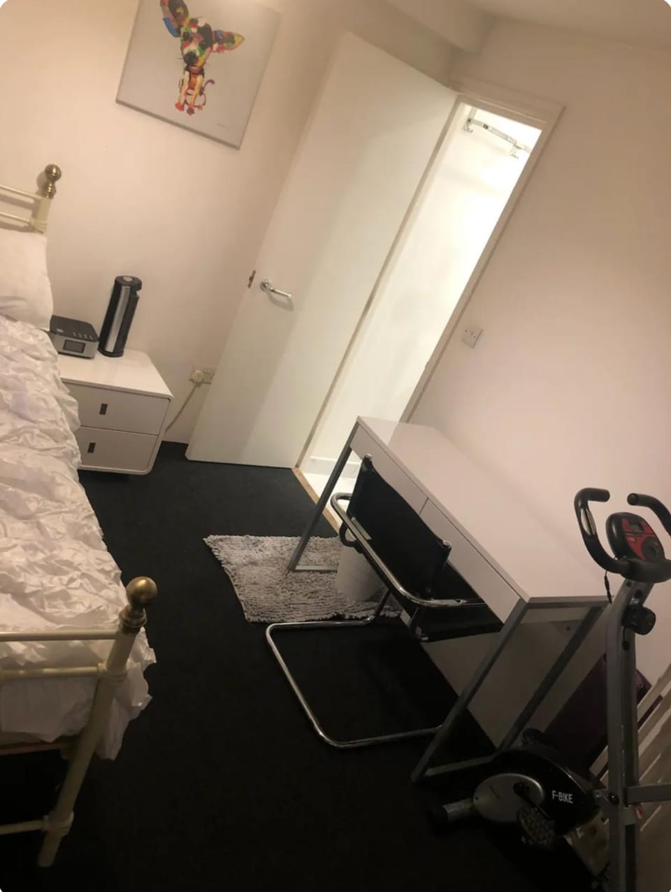 Air-conditioned lockable ensuite room in modern space with shared kitchen Fast WIFI Vacation rental in London Borough of Islington