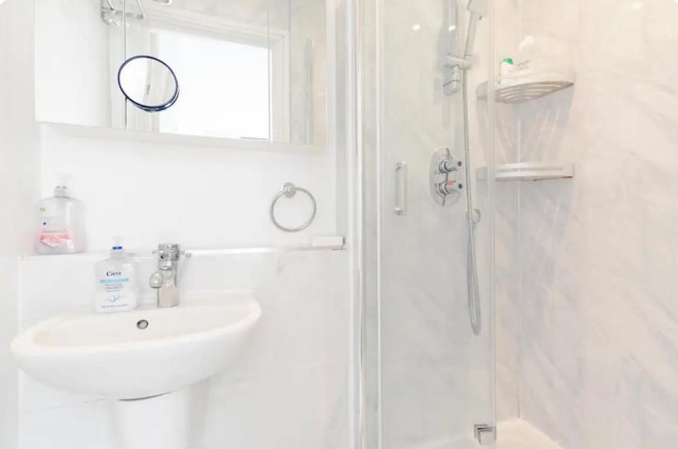 Air-conditioned lockable ensuite room in modern space with shared kitchen Fast WIFI Vacation rental in London Borough of Islington