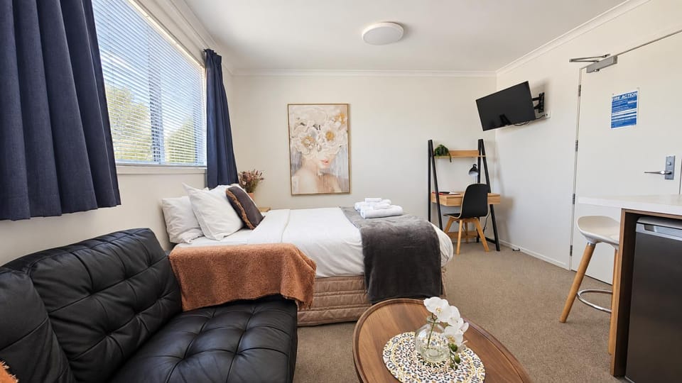 Bed, TV and multimedia, Photo of the whole room, Seating area, Bedroom