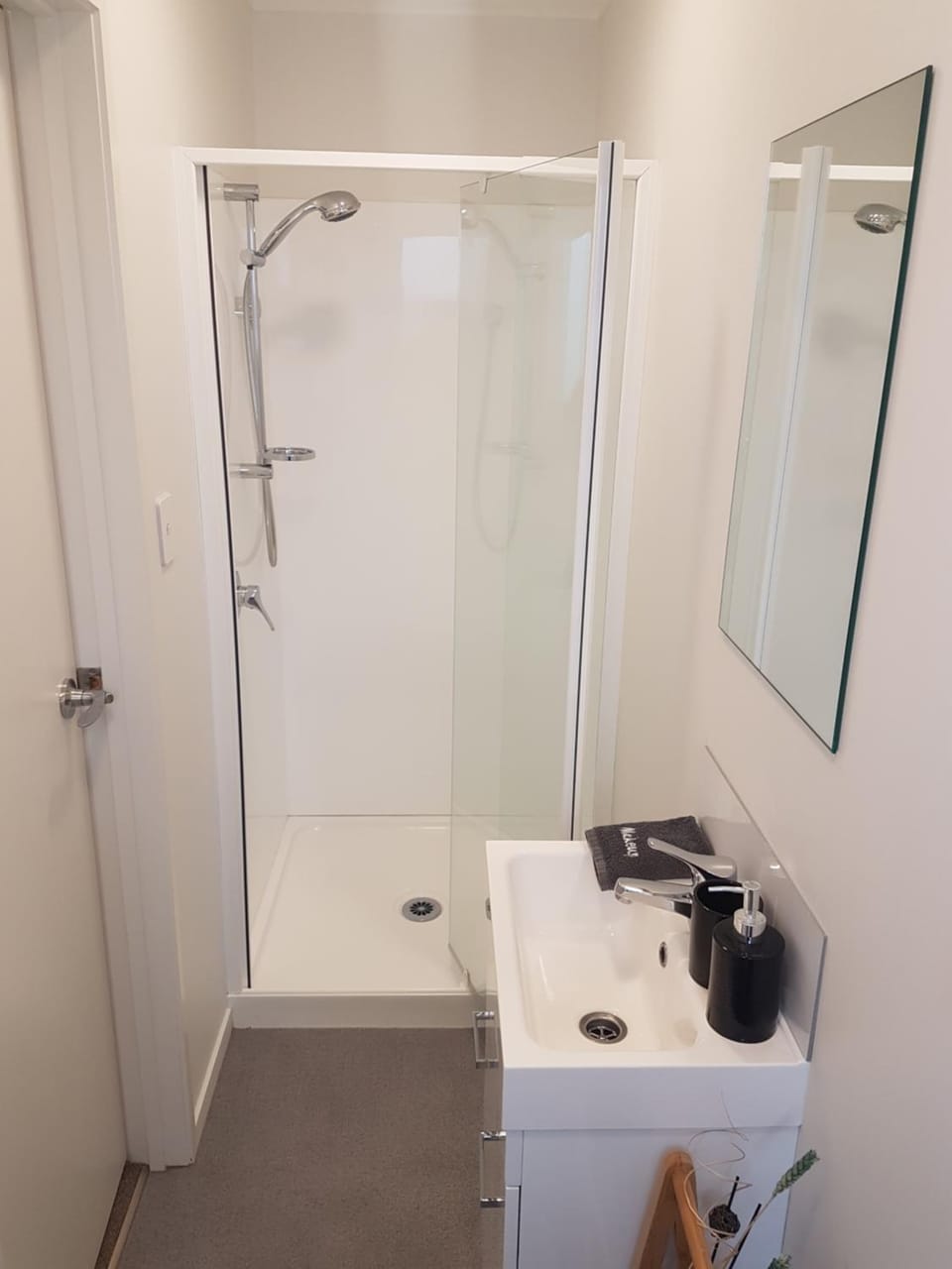 Charming Getaway by Hospital with Free Parking Apartment in Hamilton