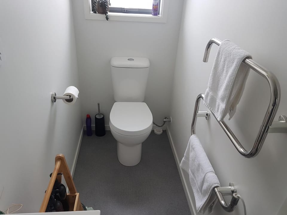 Charming Getaway by Hospital with Free Parking Apartment in Hamilton