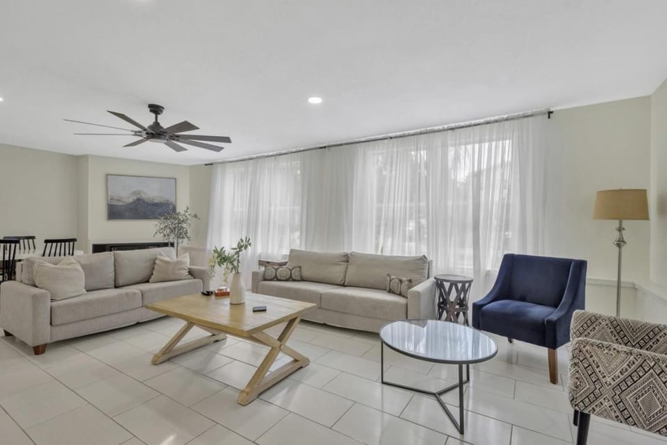 Beautiful Home with heated pool and Fenced Yard by Siesta Key! House in Sarasota