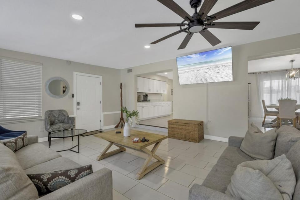 Beautiful Home with heated pool and Fenced Yard by Siesta Key! House in Sarasota
