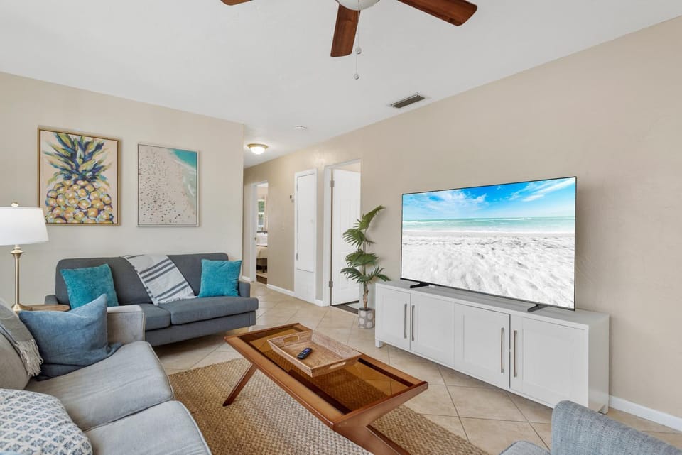 Remodel House with Heated pool, patio and gas grill! House in Sarasota