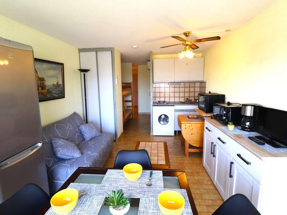 Appartement 2 pièces avec piscines, proche plage et commerces, parking privé, clim, idéal famille - FR-1-307-273 Apartment in Le Grau-du-Roi