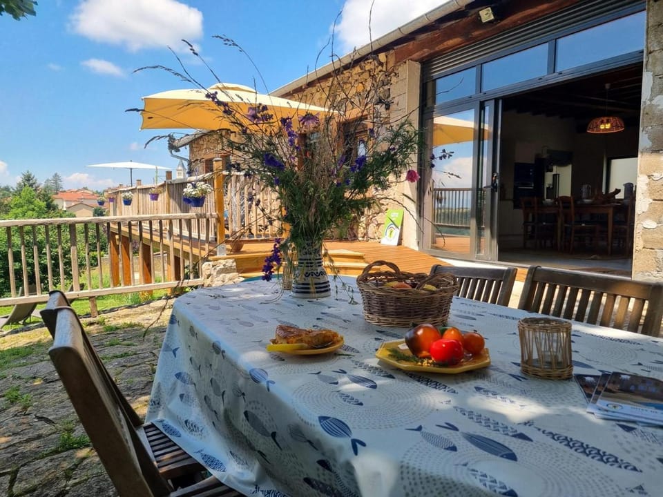 Gîte calme avec terrasse, animaux admis, près de l'élevage de poneys - FR-1-496-326 House in Auvergne-Rhône-Alpes