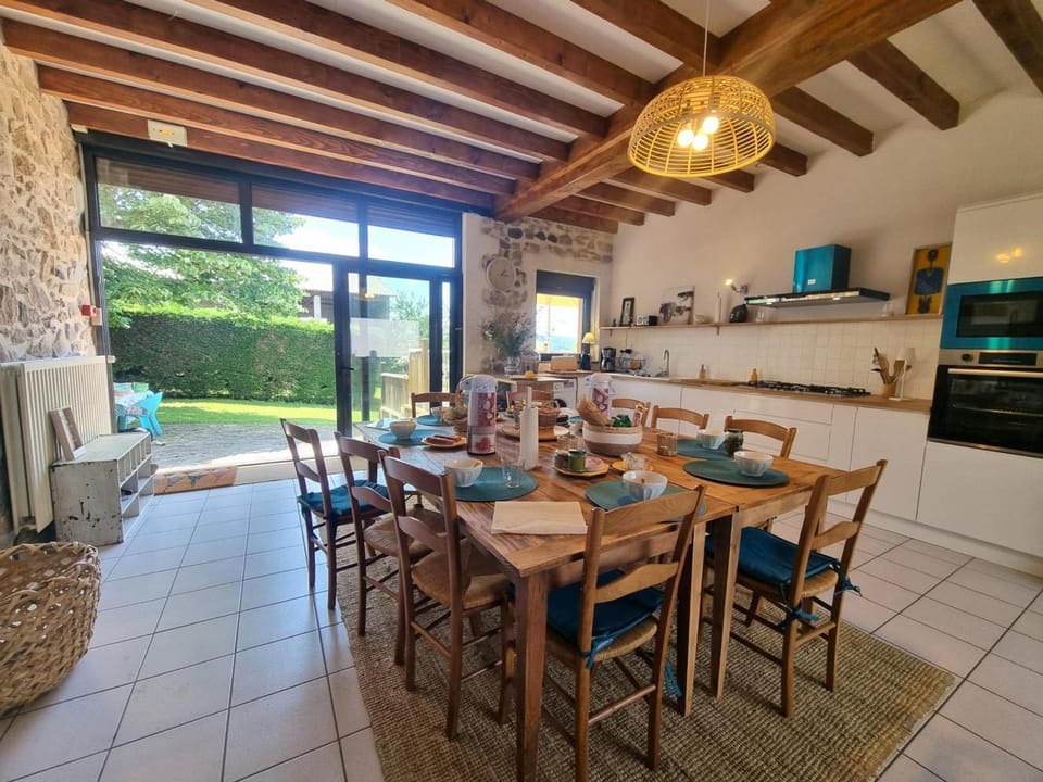 Gîte calme avec terrasse, animaux admis, près de l'élevage de poneys - FR-1-496-326 House in Auvergne-Rhône-Alpes