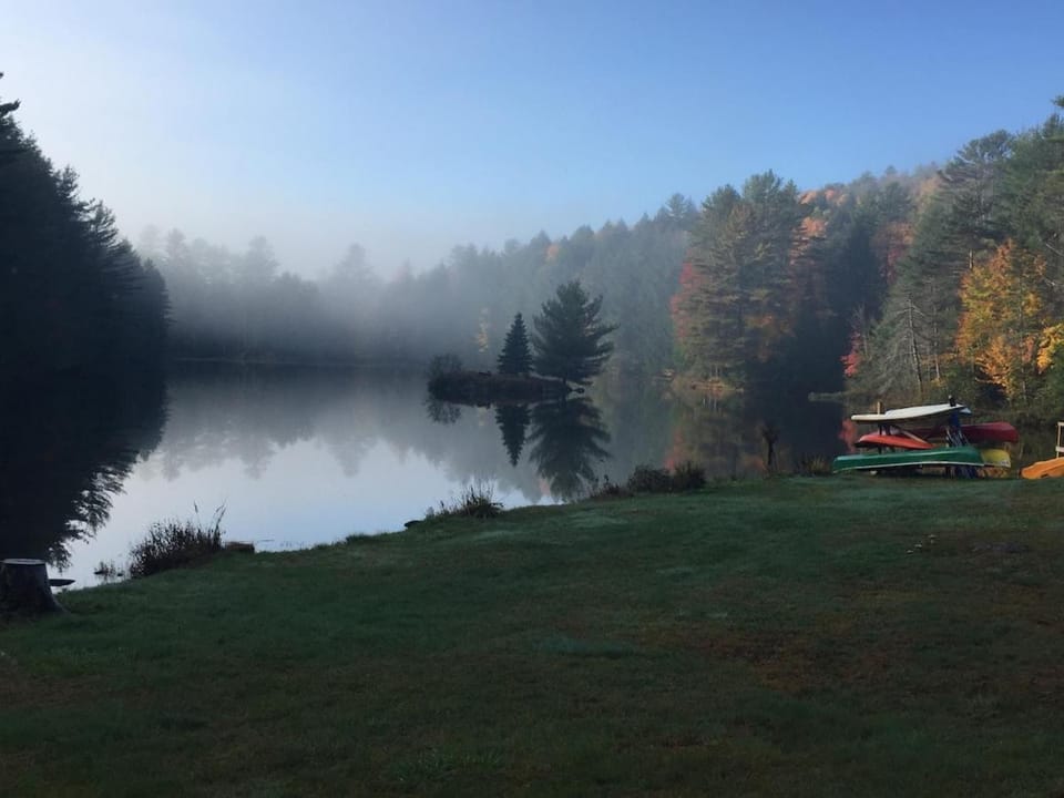 Mountain Retreat on Private Lake-Alderbrook Lodge House in Bolton
