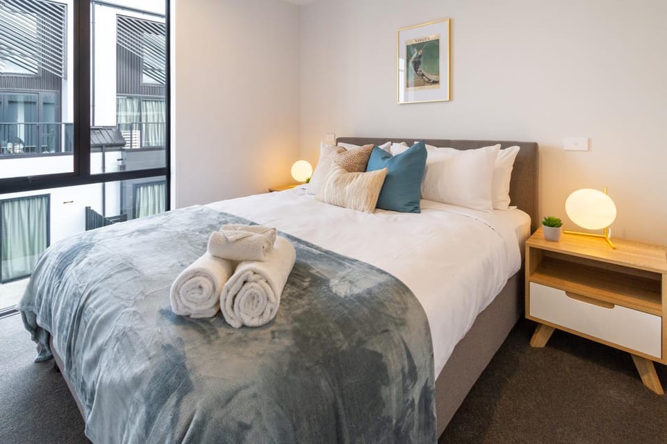 Bed, Bedroom, towels
