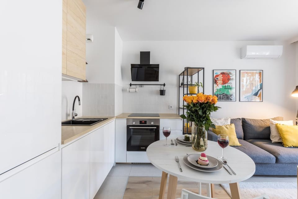 TV and multimedia, Kitchen or kitchenette, Living room, Seating area, Dining area, oven, stove