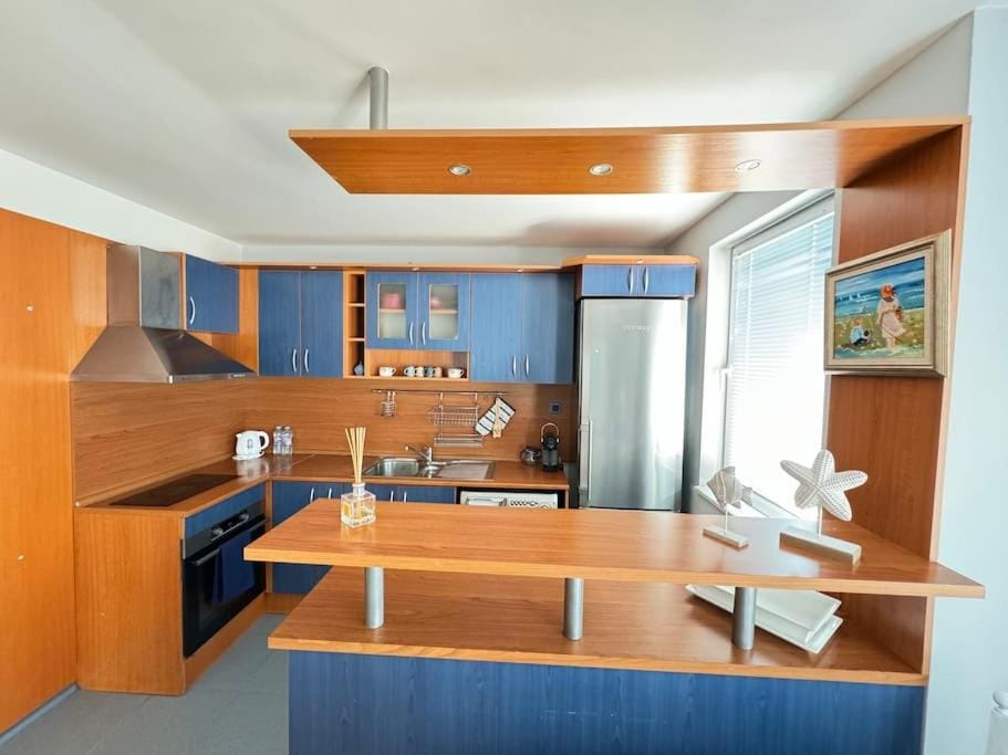 Kitchen or kitchenette, Dining area, minibar, oven, stove