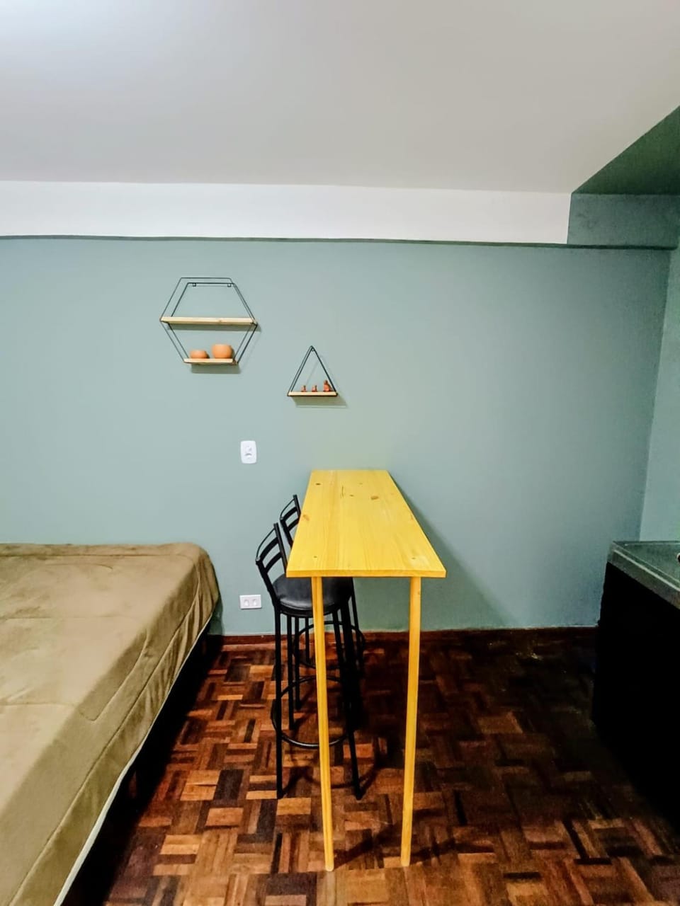 Photo of the whole room, Dining area