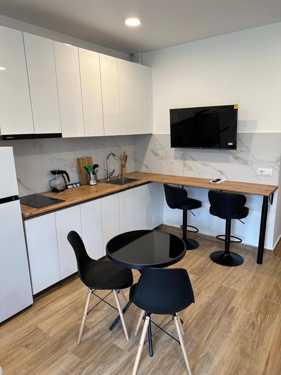 TV and multimedia, Kitchen or kitchenette, Dining area, stove
