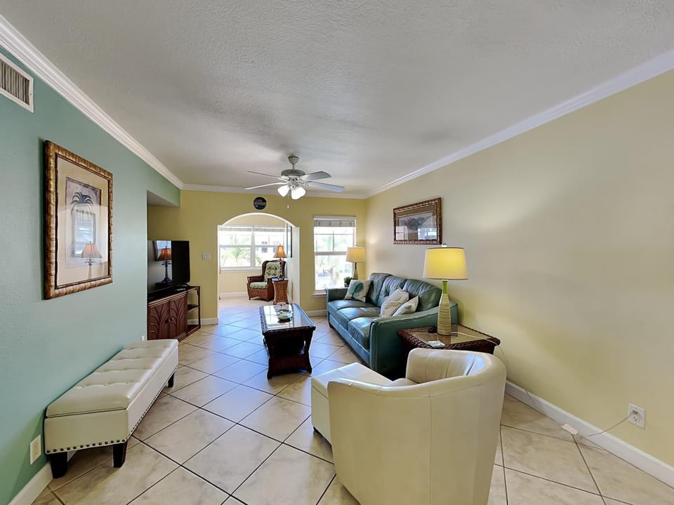TV and multimedia, Living room, Seating area, furniture, air conditioner