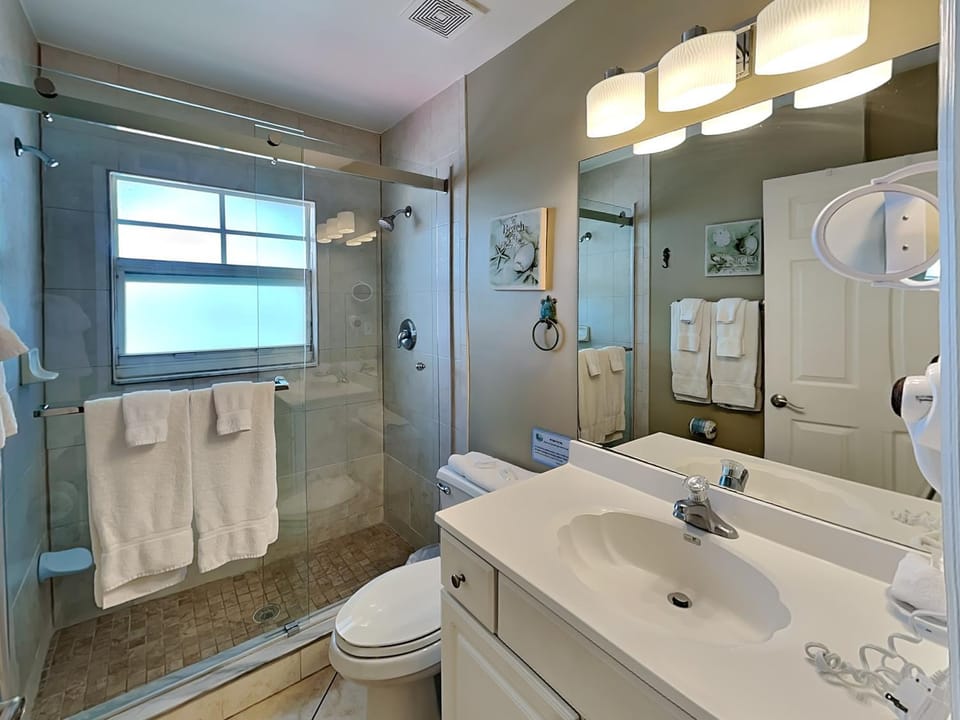Shower, Toilet, Bathroom, Bath, towels