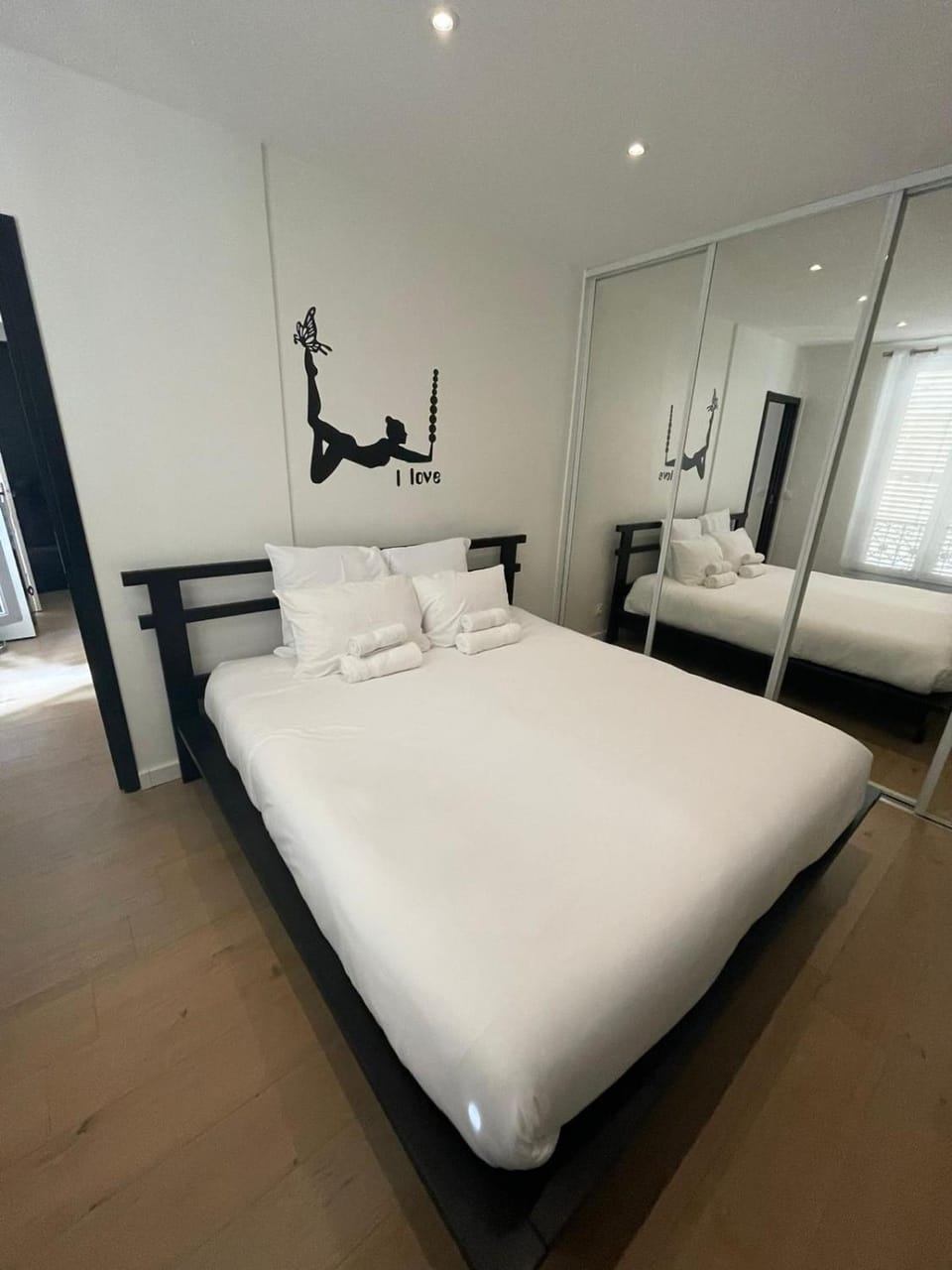 Bed, Photo of the whole room, Bedroom