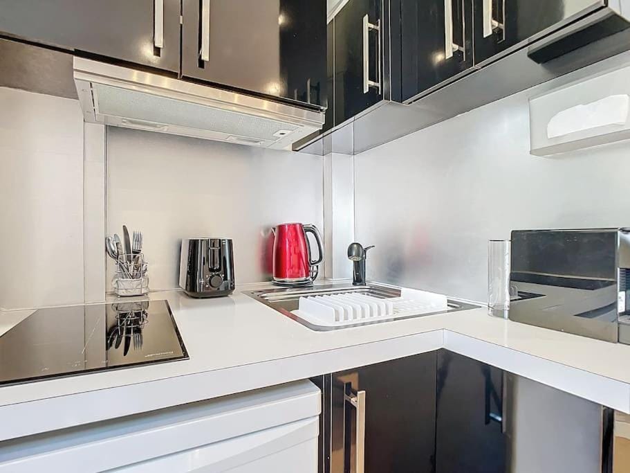 Coffee/tea facilities, Kitchen or kitchenette, stove, toaster