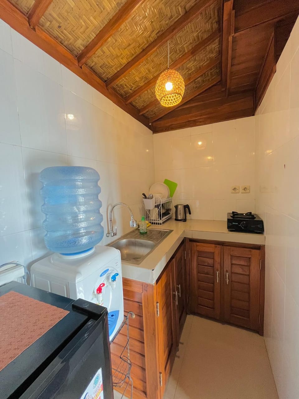 Kitchen or kitchenette, minibar, stove