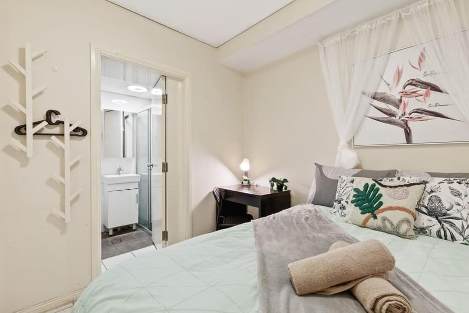 Deluxe Ensuite Double Room - Nearby Universities - Seconds to Famous Eateries Bed and Breakfast in Surry Hills
