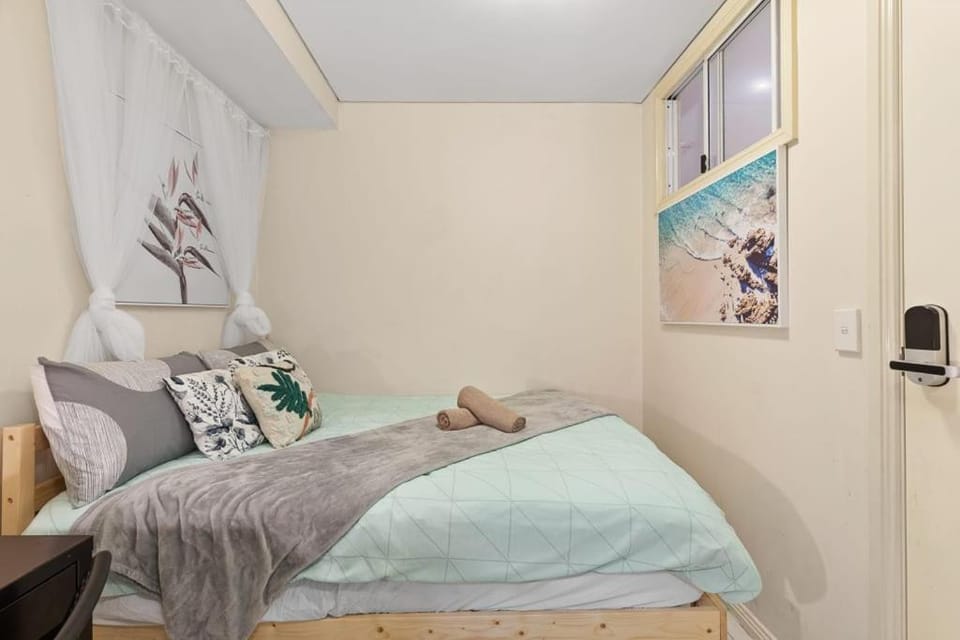 Deluxe Ensuite Double Room - Nearby Universities - Seconds to Famous Eateries Bed and Breakfast in Surry Hills
