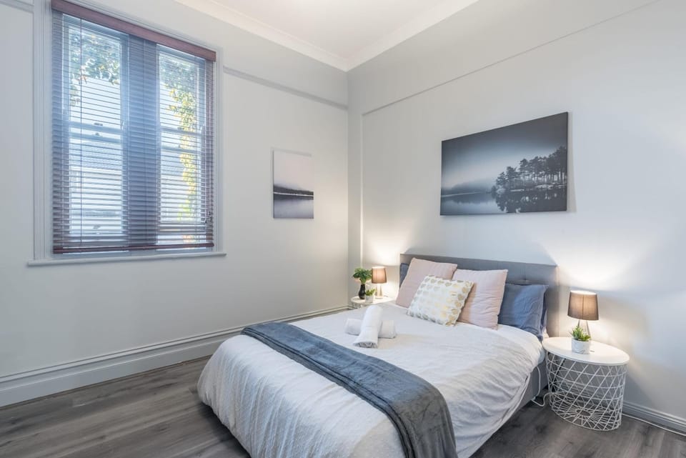 Tranquil Double Room - Next to Bus Station & Park & Chinatown - Shared Bathroom Bed and Breakfast in Sydney