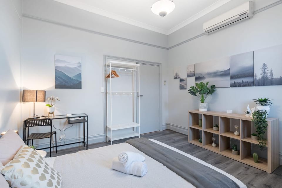 Tranquil Double Room - Next to Bus Station & Park & Chinatown - Shared Bathroom Bed and Breakfast in Sydney