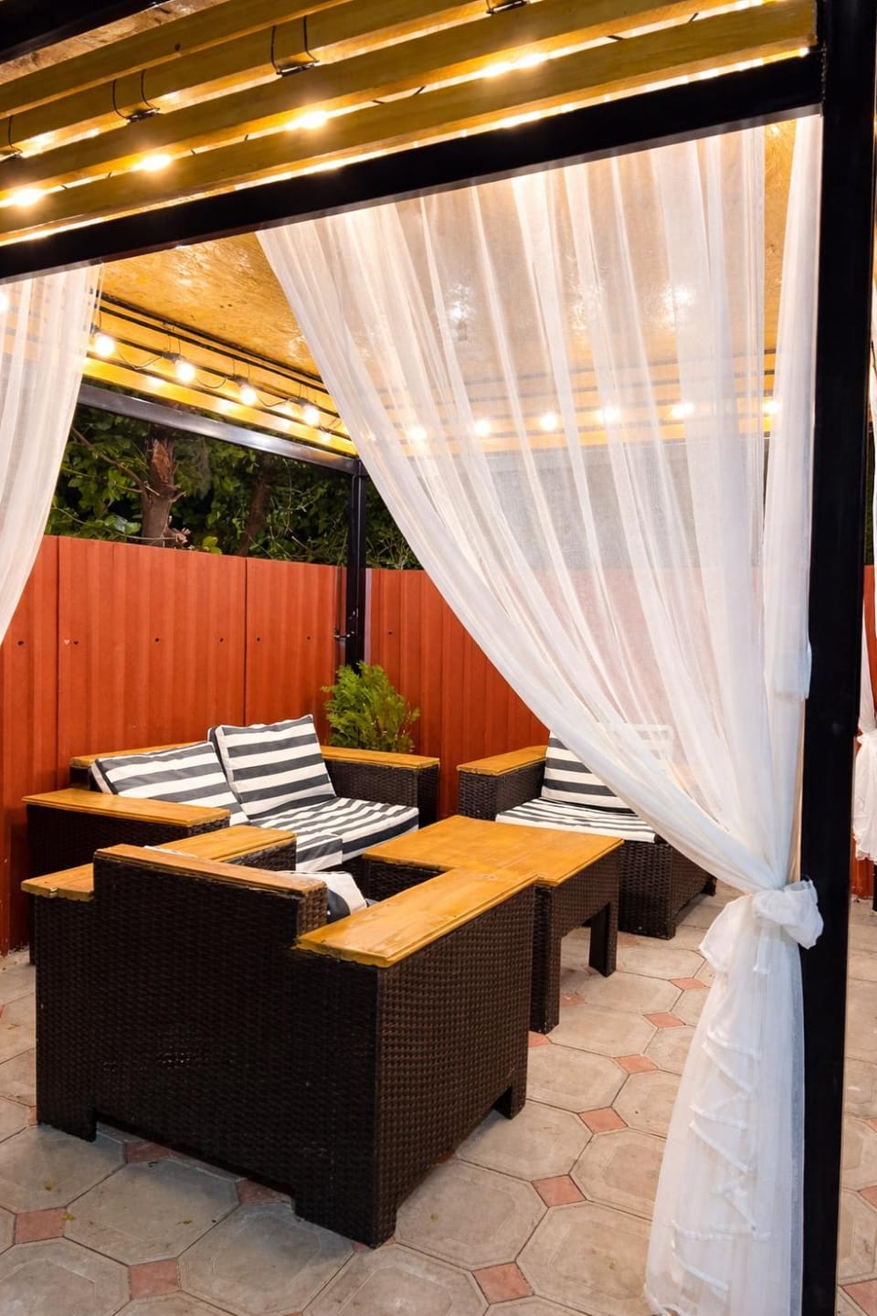 Property building, Spring, BBQ facilities, BBQ facilities, Balcony/Terrace, Balcony/Terrace, Food and drinks, Food and drinks, Seating area, Dining area, On site, Drinks, Alcoholic drinks, Non alcoholic drinks