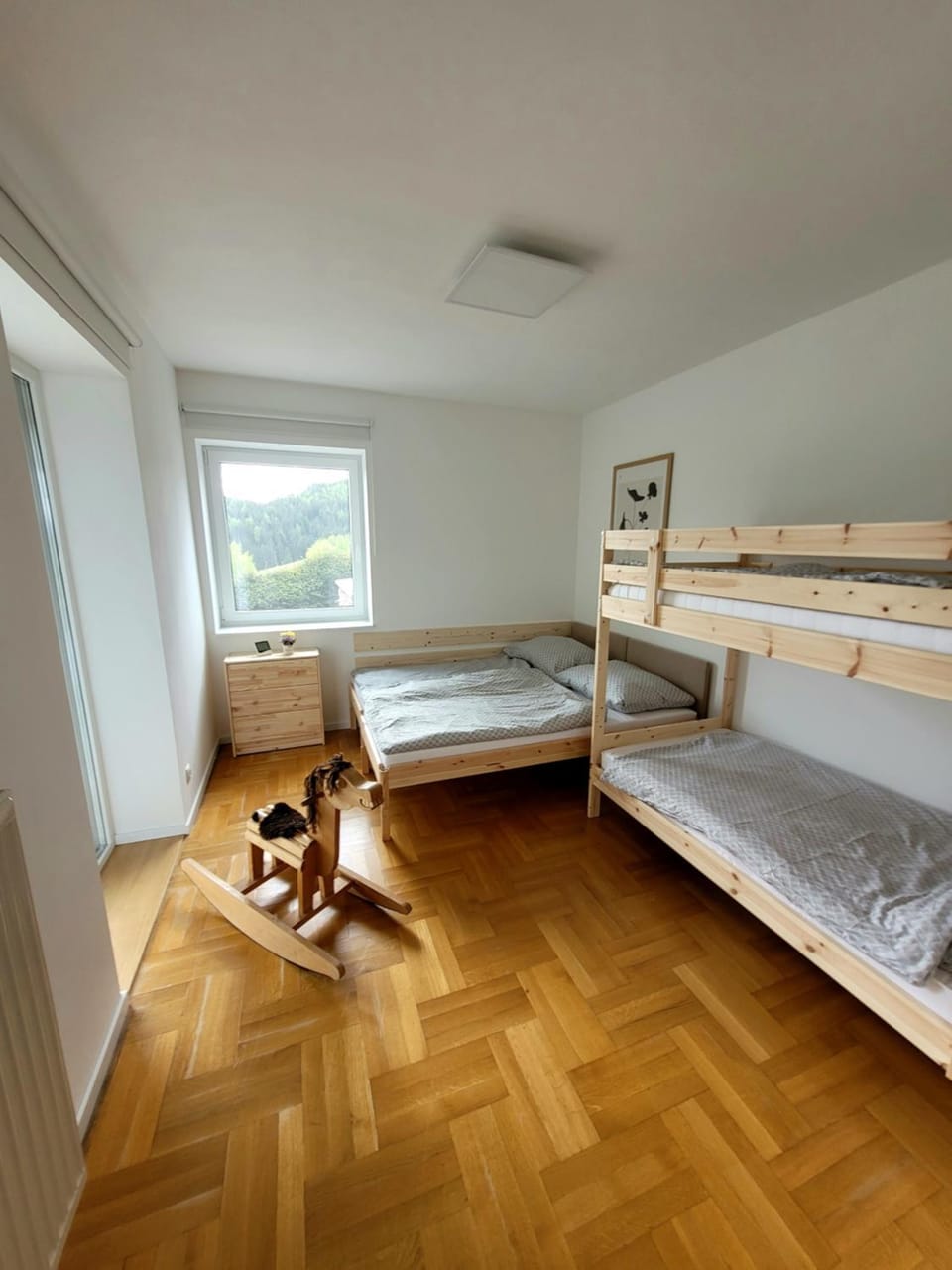 Photo of the whole room, Bedroom