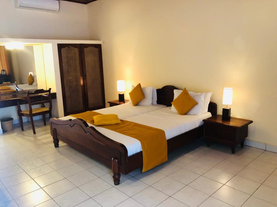Bed, Living room, Photo of the whole room, air conditioner
