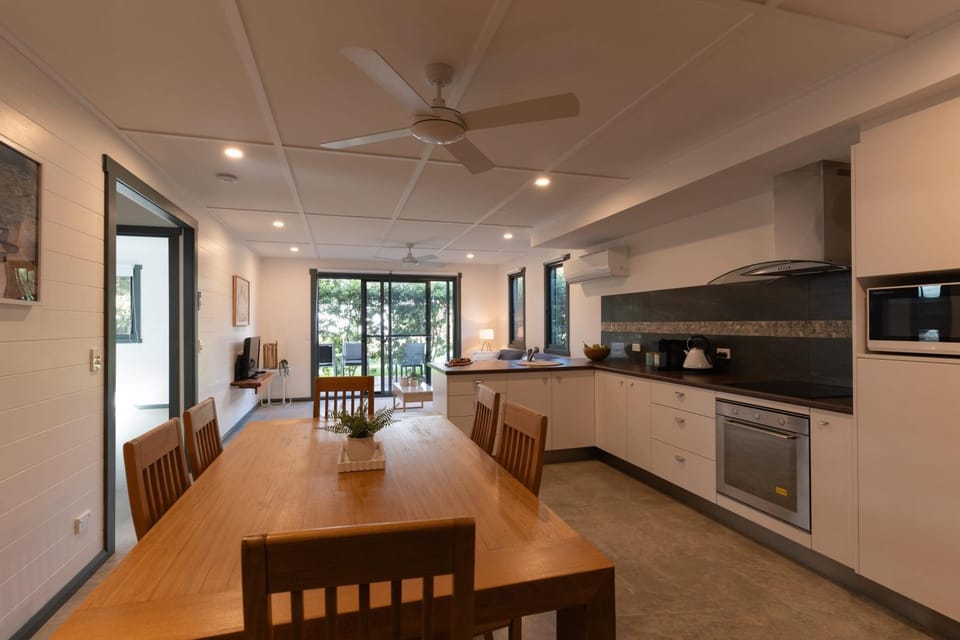 Kitchen or kitchenette, Seating area, Dining area, oven, stove