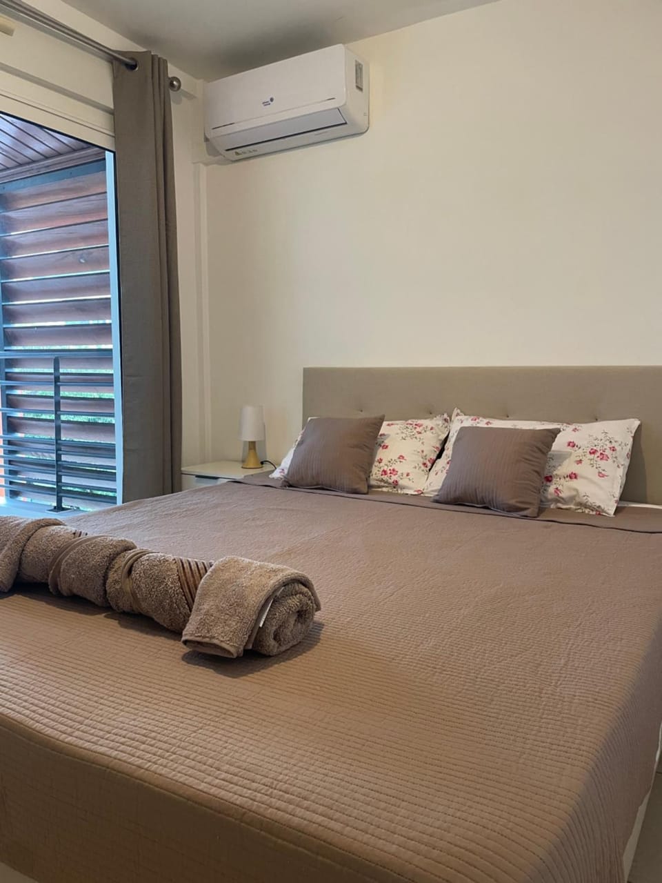 Bed, Photo of the whole room, Bedroom, air conditioner