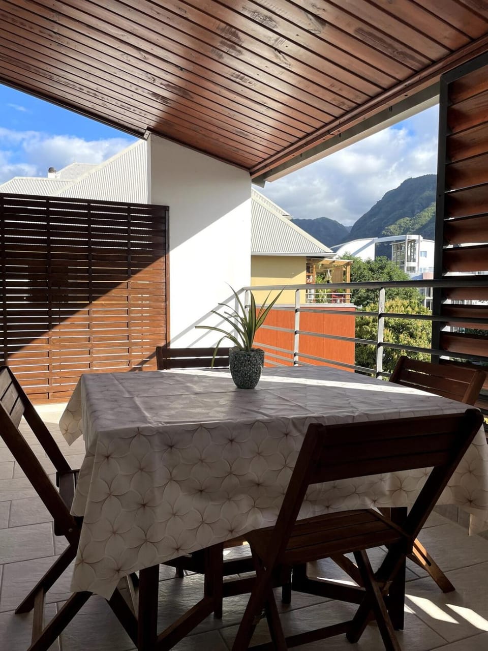 Balcony/Terrace, Dining area, Mountain view