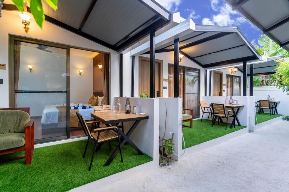 Patio, Day, Garden, View (from property/room), Balcony/Terrace, Living room, Seating area, Dining area, Garden view