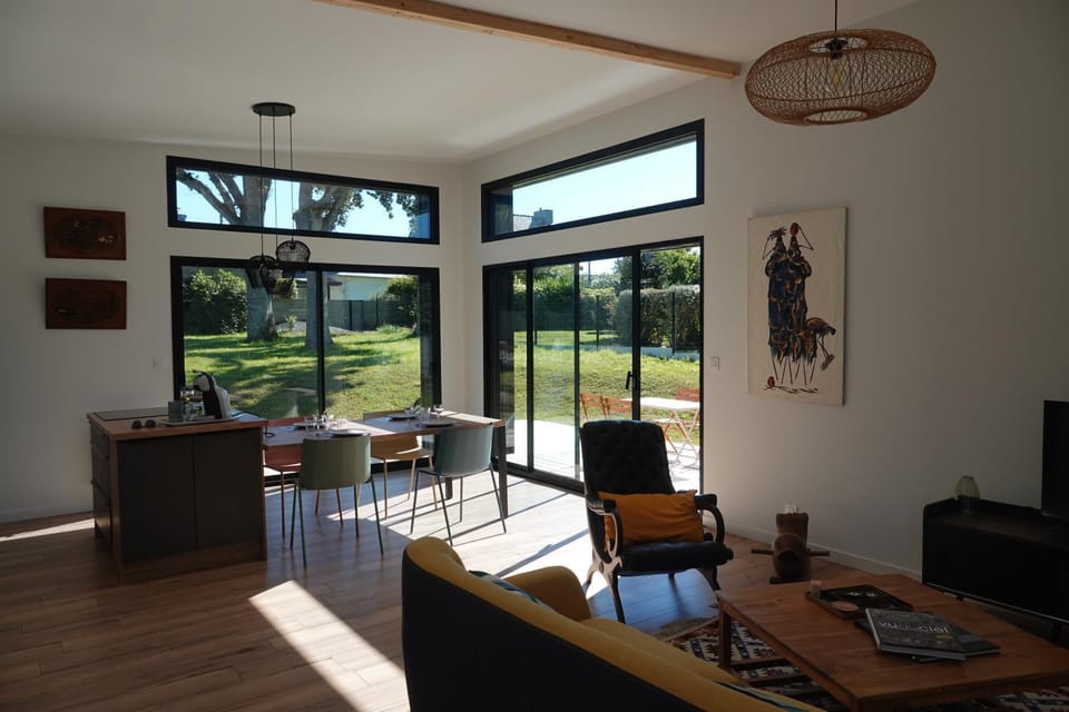 View (from property/room), Living room, Decorative detail, Seating area