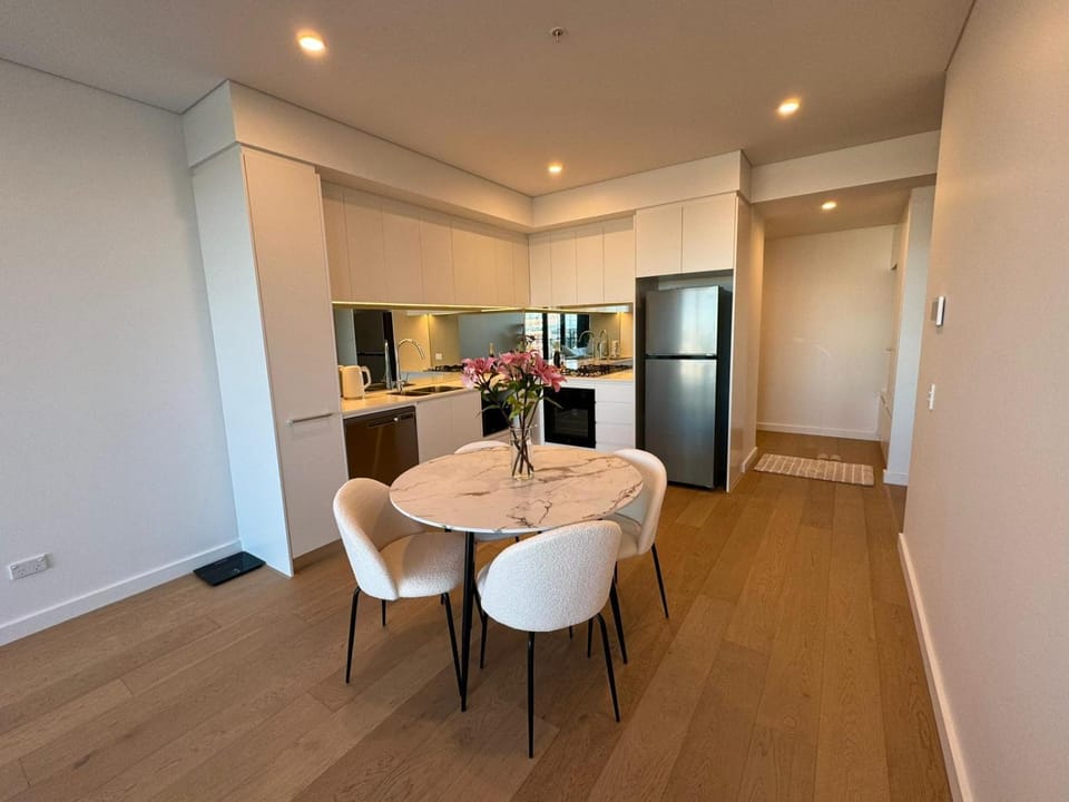 Kitchen or kitchenette, Seating area, Dining area, oven