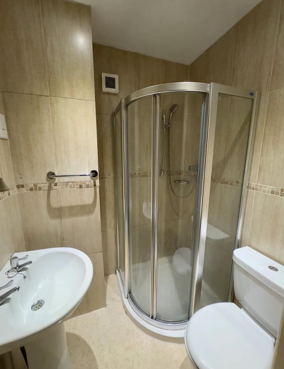 The Bliss 3 Home stay, En-suite, Self check in with smart lock, Non Smoking Home in and out, Zero tolerance for noise after 11pm Vacation rental in Southampton