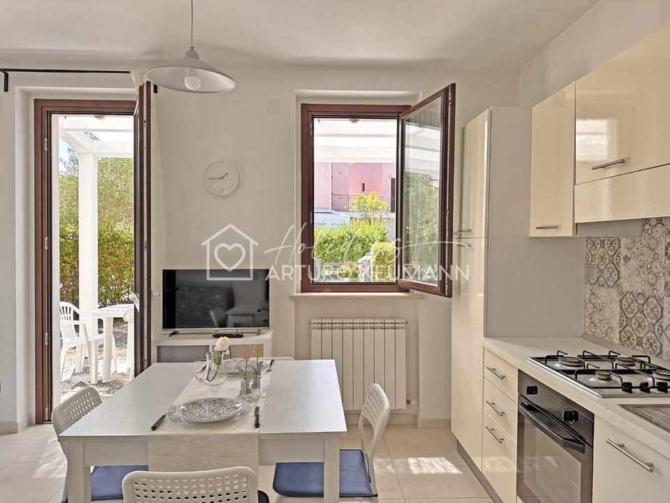 TV and multimedia, Kitchen or kitchenette, Dining area, stove