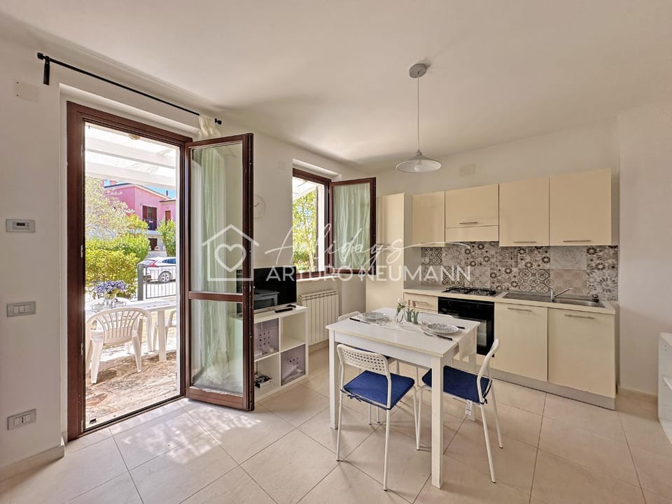 Kitchen or kitchenette, Living room, Seating area, Dining area, stove