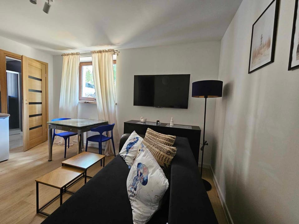 Photo of the whole room, Seating area