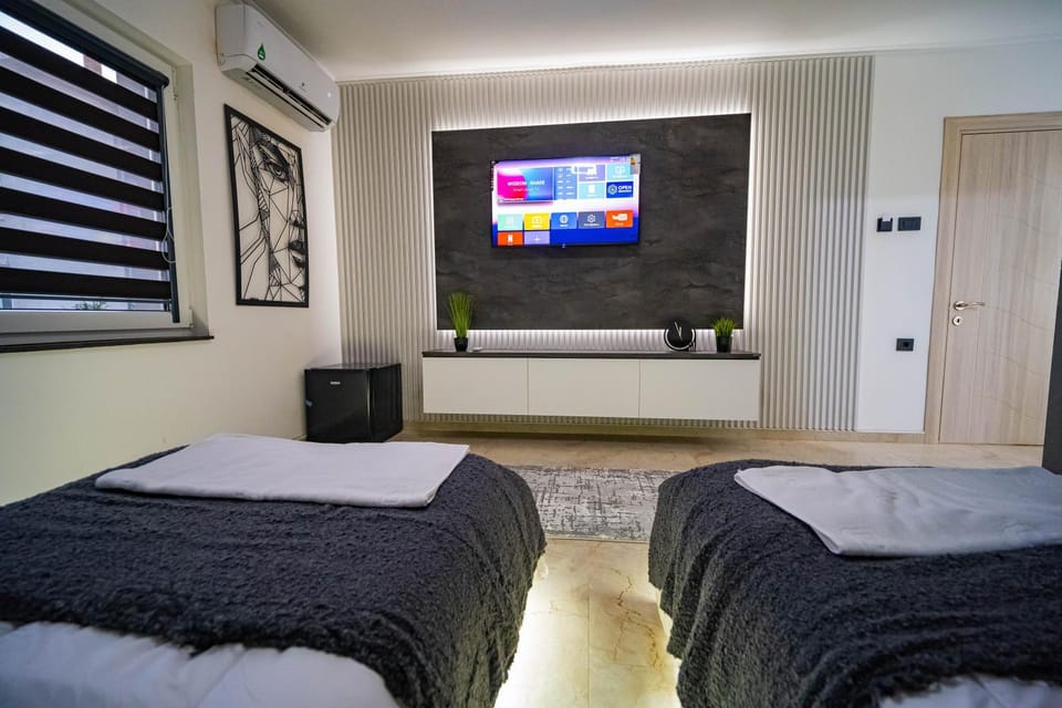Bed, TV and multimedia, Photo of the whole room, Bedroom, air conditioner