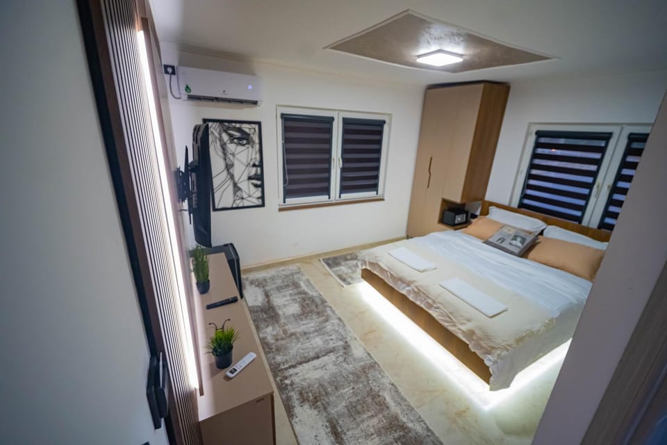 Bed, TV and multimedia, Photo of the whole room, Bedroom, air conditioner