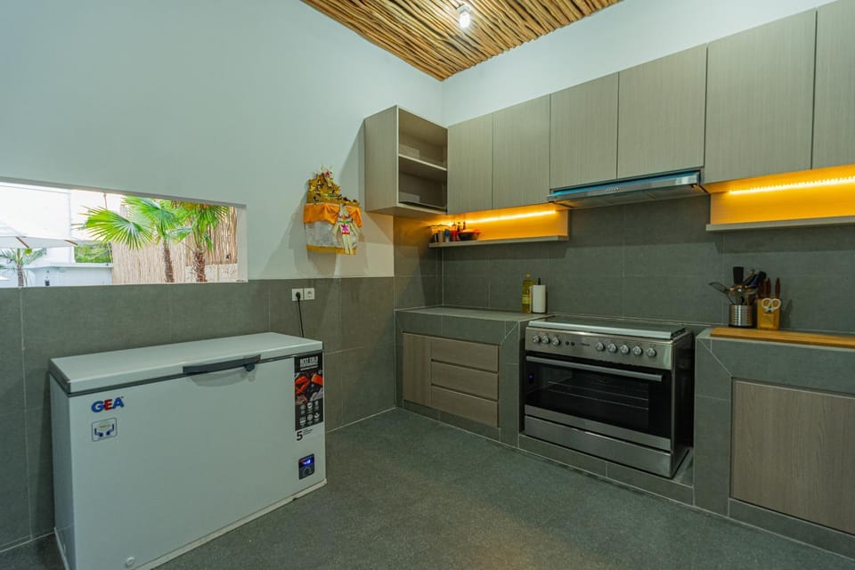 Kitchen or kitchenette, Kitchen or kitchenette, oven, stove, Internal: Not applicable to any particular room